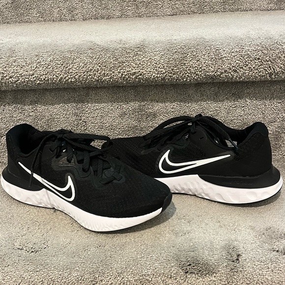 Nike shoes - Picture 1 of 5